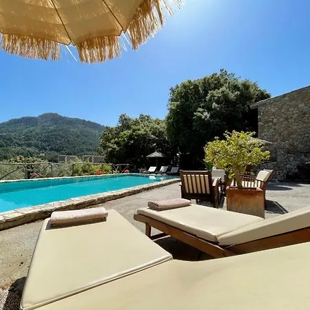 Fabulous Rustic Set On Mountain With Unique Views Villa *