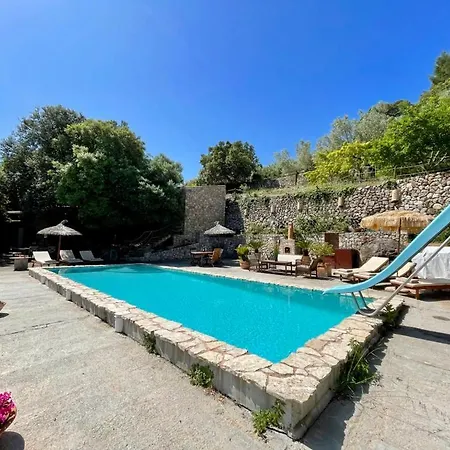 Villa Fabulous Rustic Set On Mountain With Unique Views